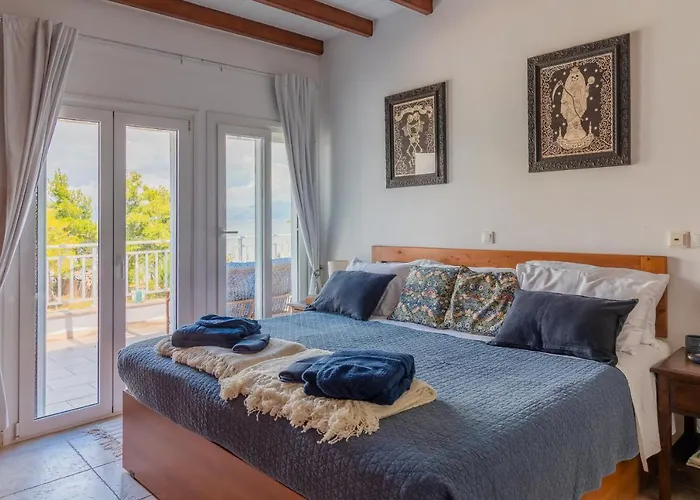 Sunrise Villa, - Garden Gate Opens Onto The Potamion