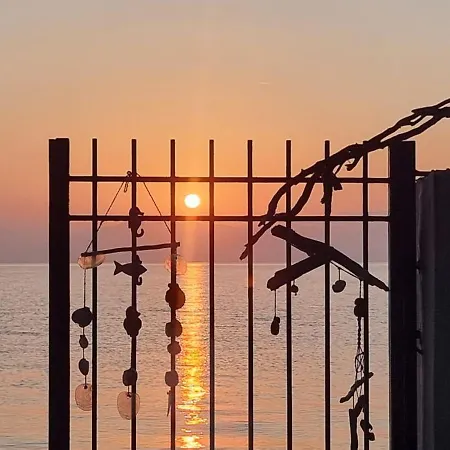 Βίλα Sunrise Villa, - Garden Gate Opens Onto The